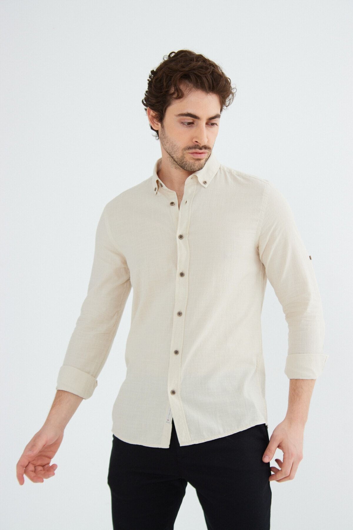 Erkek Bej Slim Fit Dar Kesim Düğmeli Yaka Keten Görünümlü %100 Pamuk Flamlı Gömlek