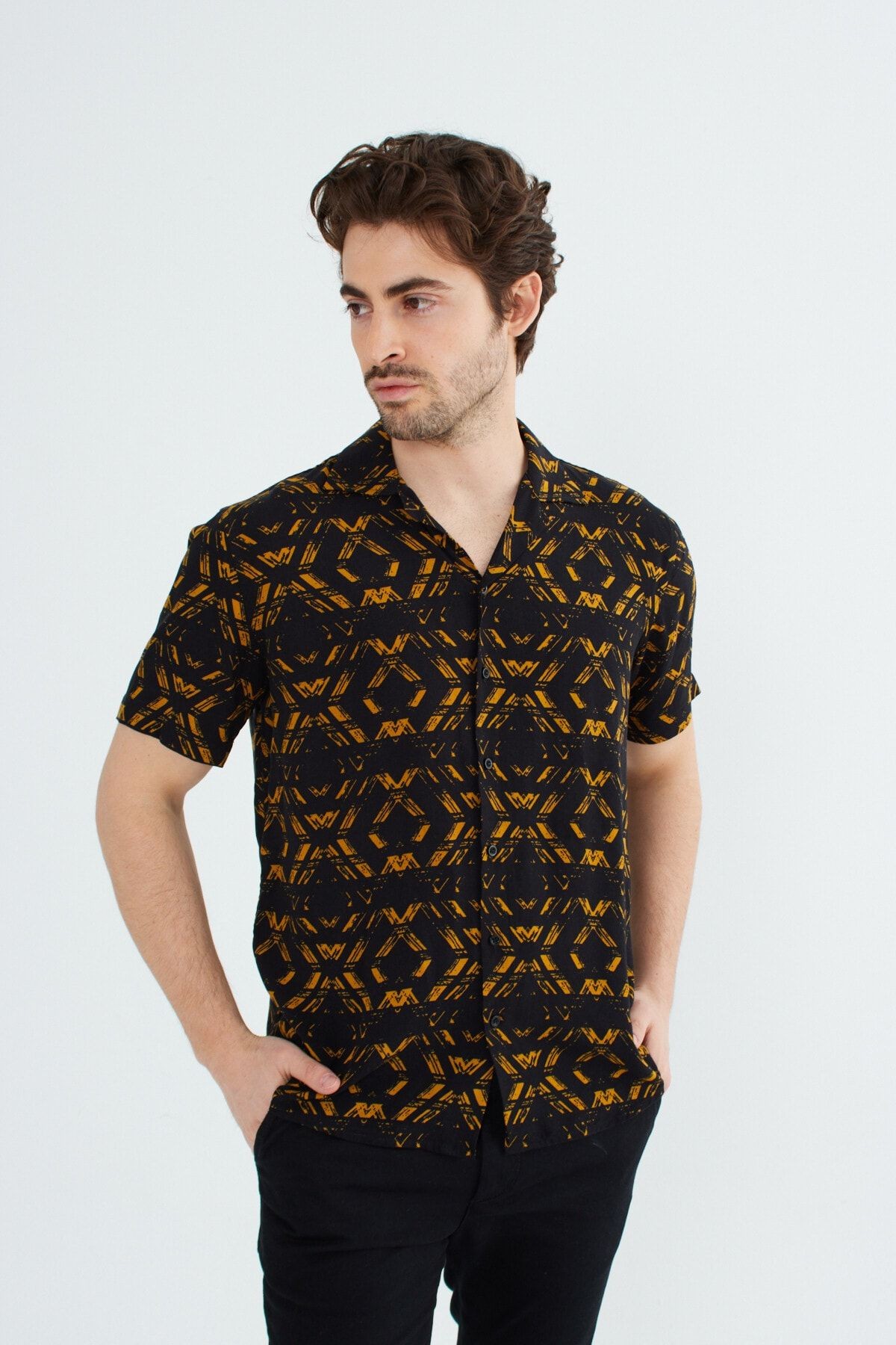 Siyah Desenli Erkek Slim Fit Apaş Yaka Yazlık Viskon Gömlek