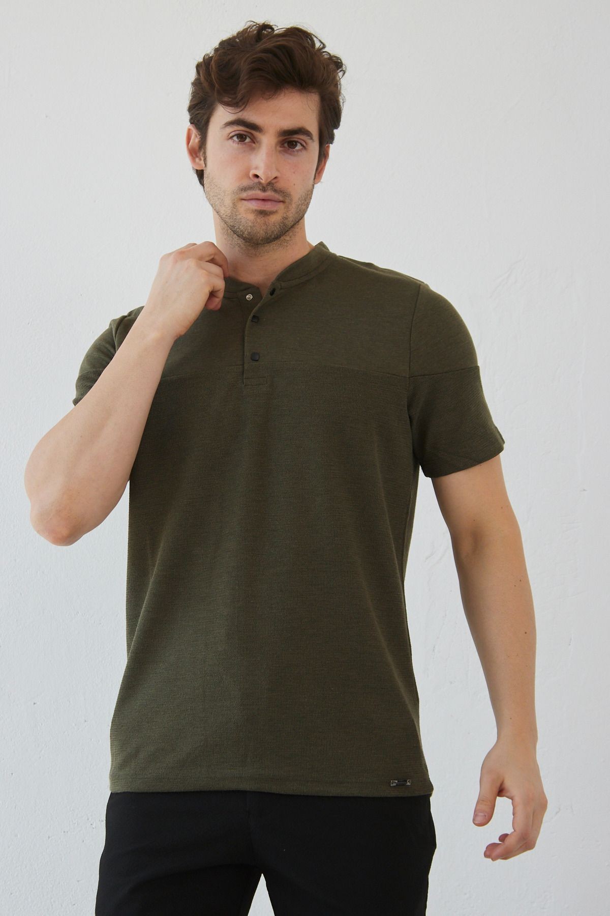 Erkek Modern Slim Fit Hakim Yaka Çıt Çıtlı T-Shirt