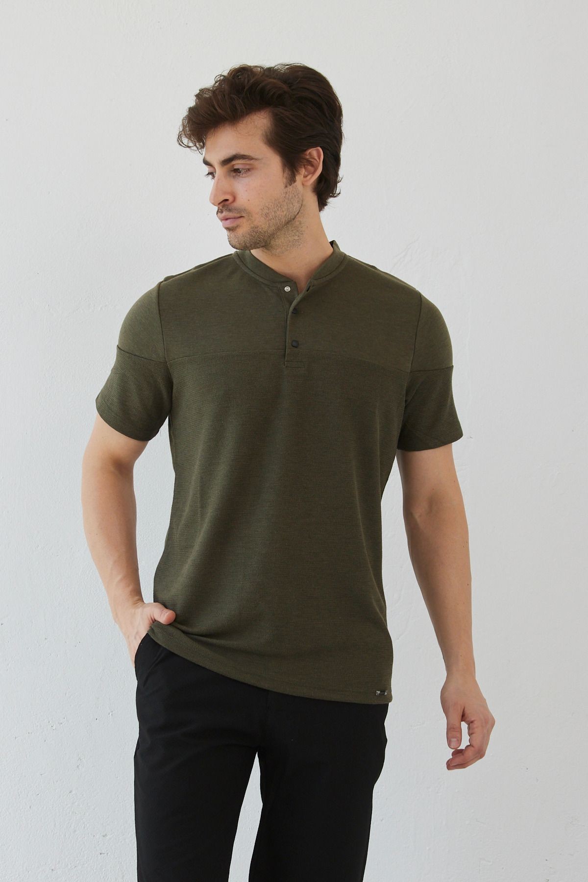 Erkek Modern Slim Fit Hakim Yaka Çıt Çıtlı T-Shirt