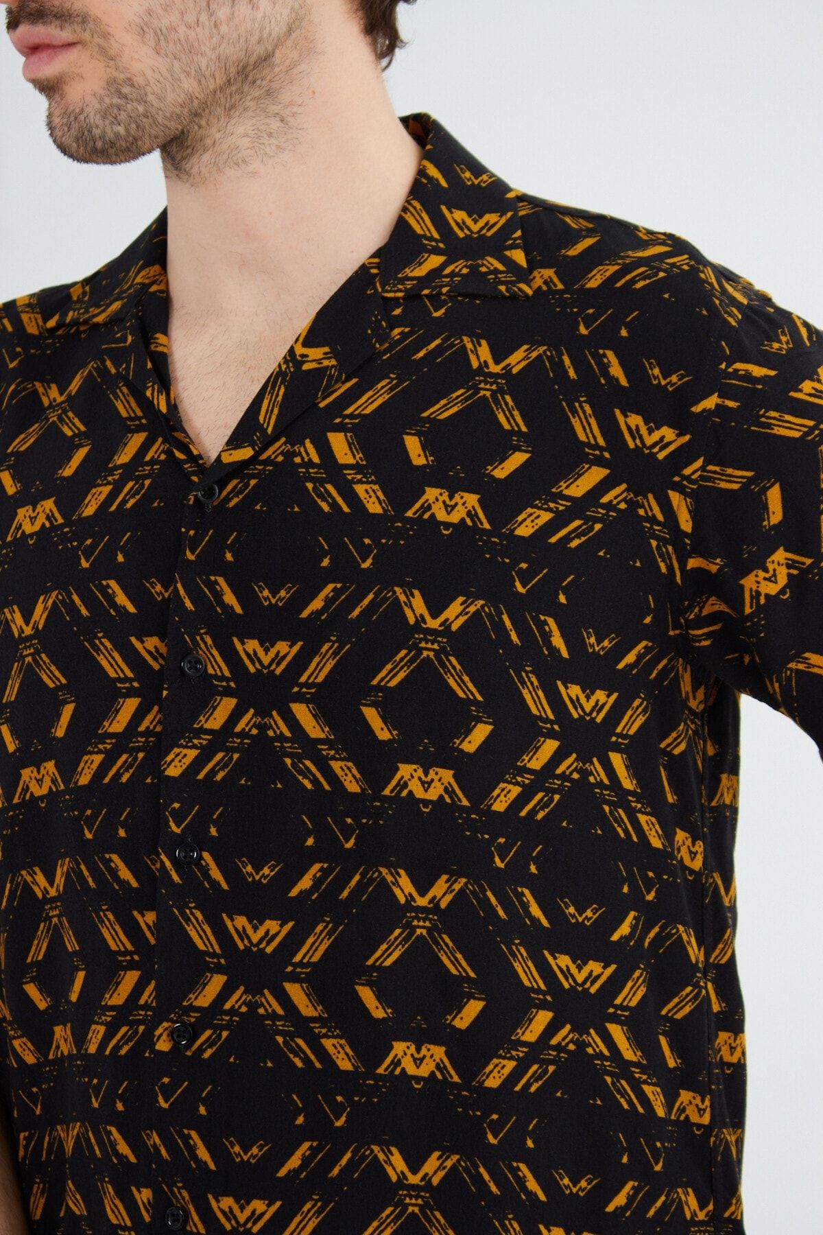 Siyah Desenli Erkek Slim Fit Apaş Yaka Yazlık Viskon Gömlek