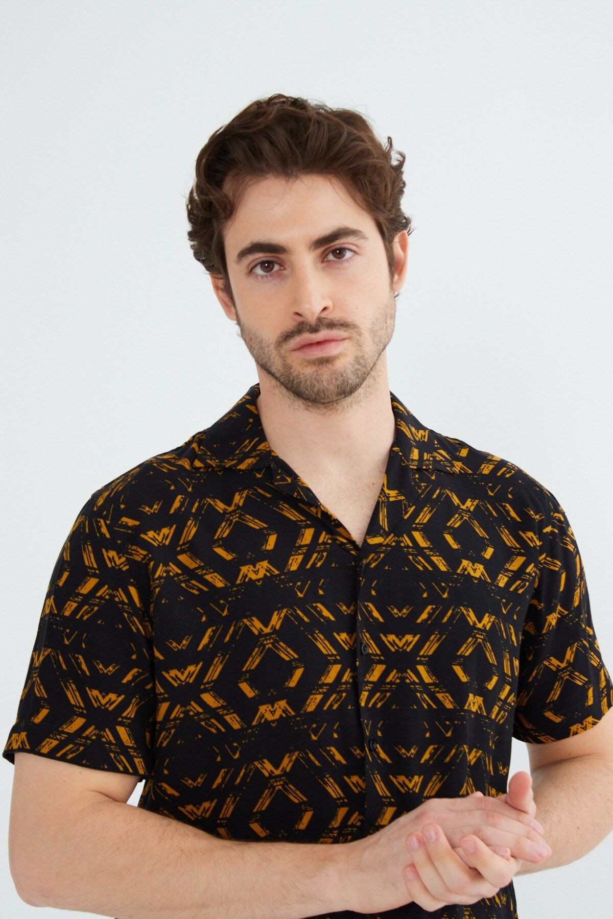 Siyah Desenli Erkek Slim Fit Apaş Yaka Yazlık Viskon Gömlek