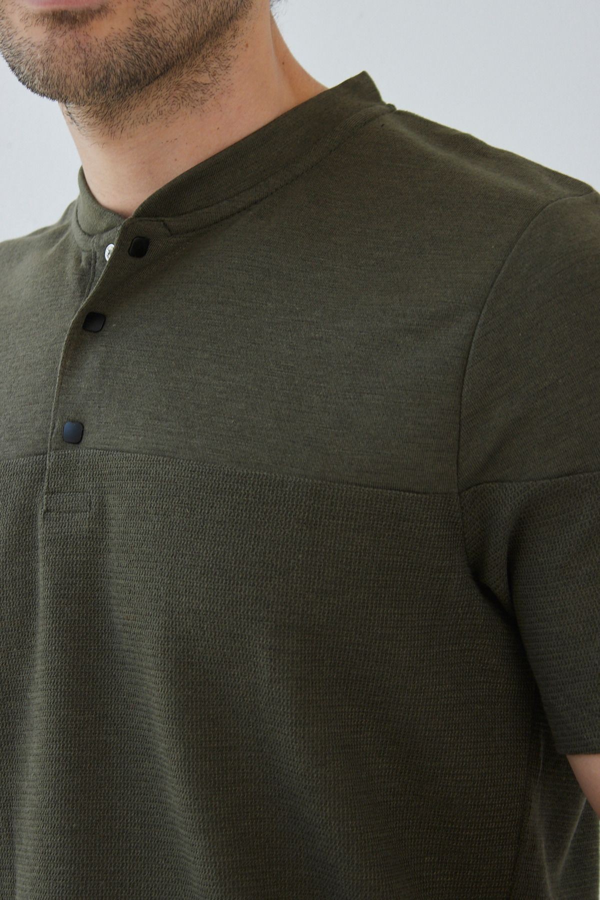 Erkek Modern Slim Fit Hakim Yaka Çıt Çıtlı T-Shirt