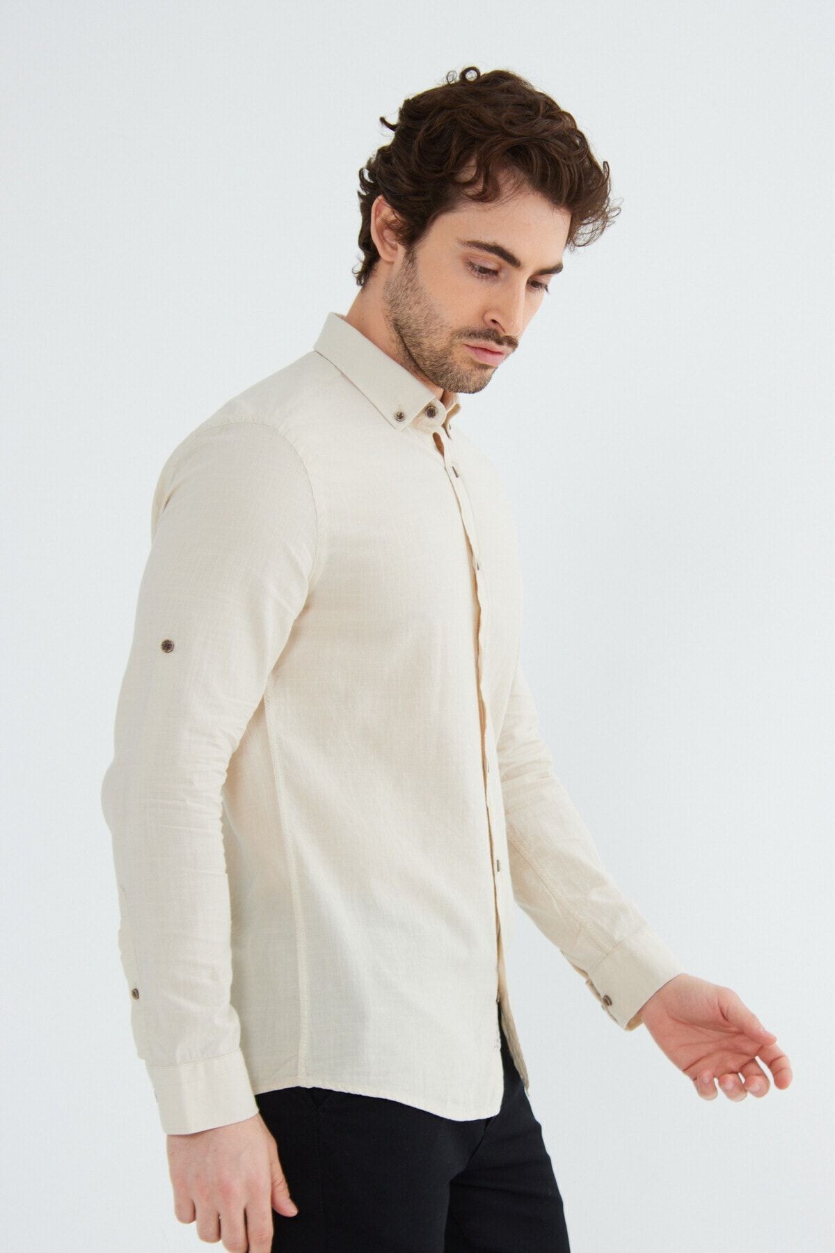 Erkek Bej Slim Fit Dar Kesim Düğmeli Yaka Keten Görünümlü %100 Pamuk Flamlı Gömlek