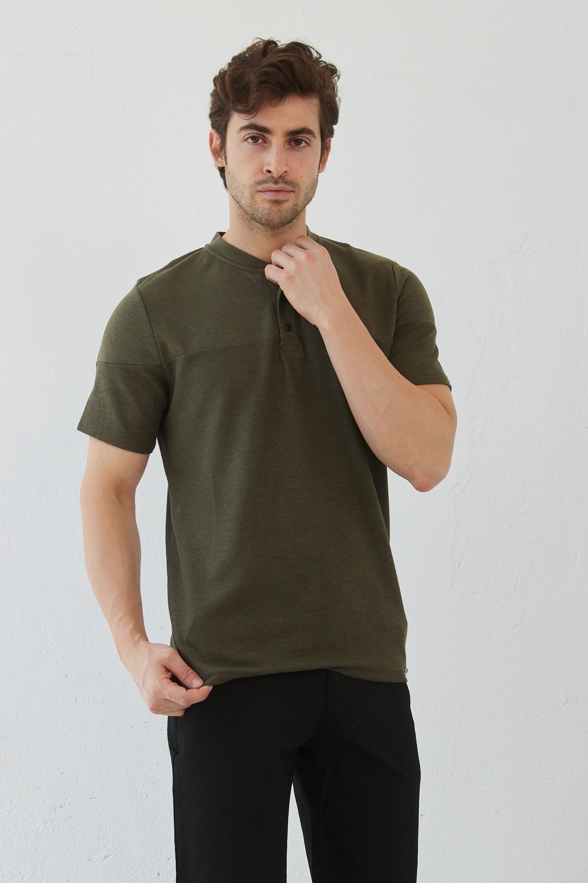 Erkek Modern Slim Fit Hakim Yaka Çıt Çıtlı T-Shirt