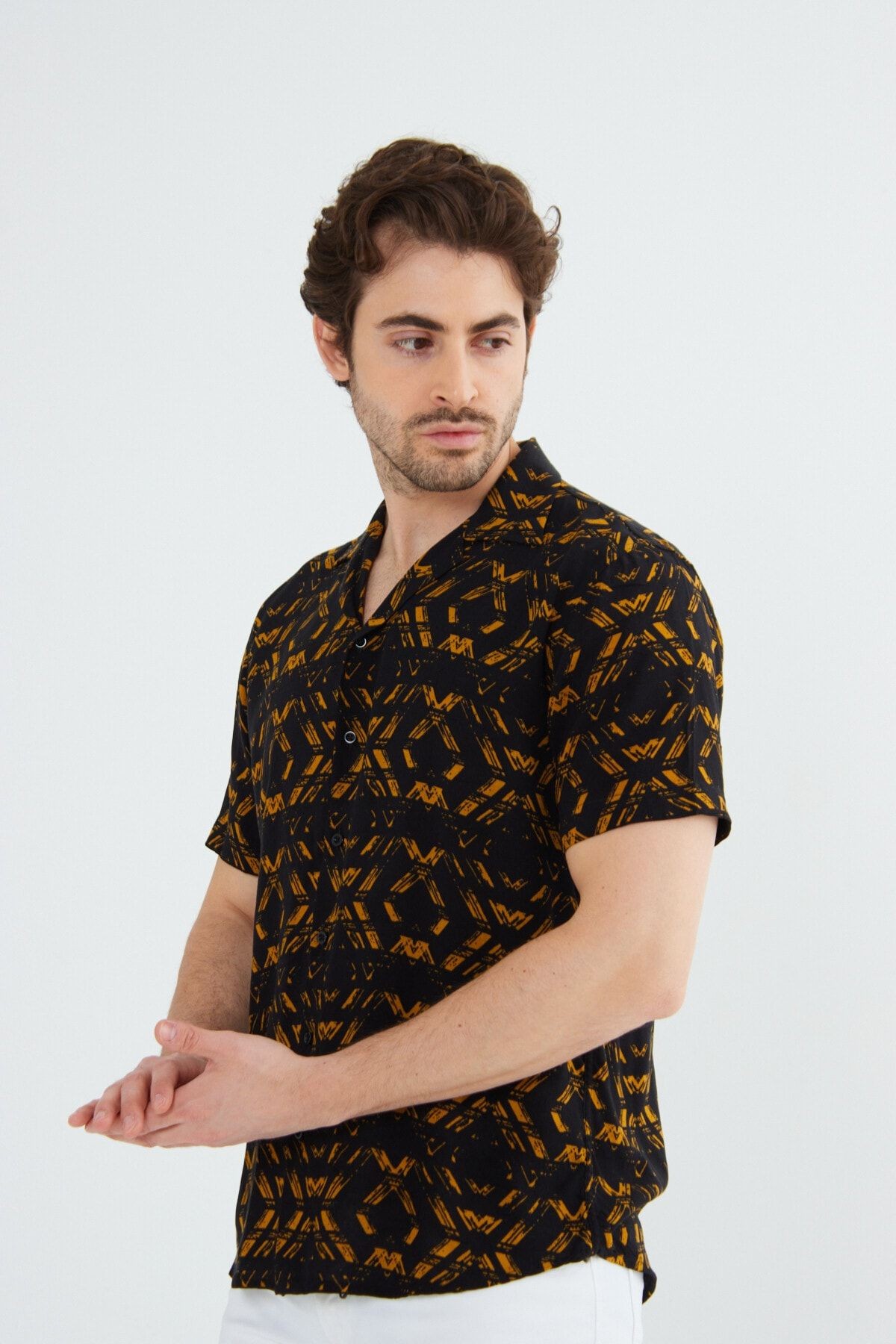 Siyah Desenli Erkek Slim Fit Apaş Yaka Yazlık Viskon Gömlek