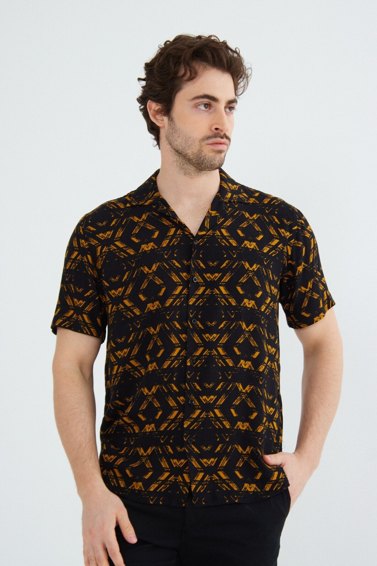 Siyah Desenli Erkek Slim Fit Apaş Yaka Yazlık Viskon Gömlek