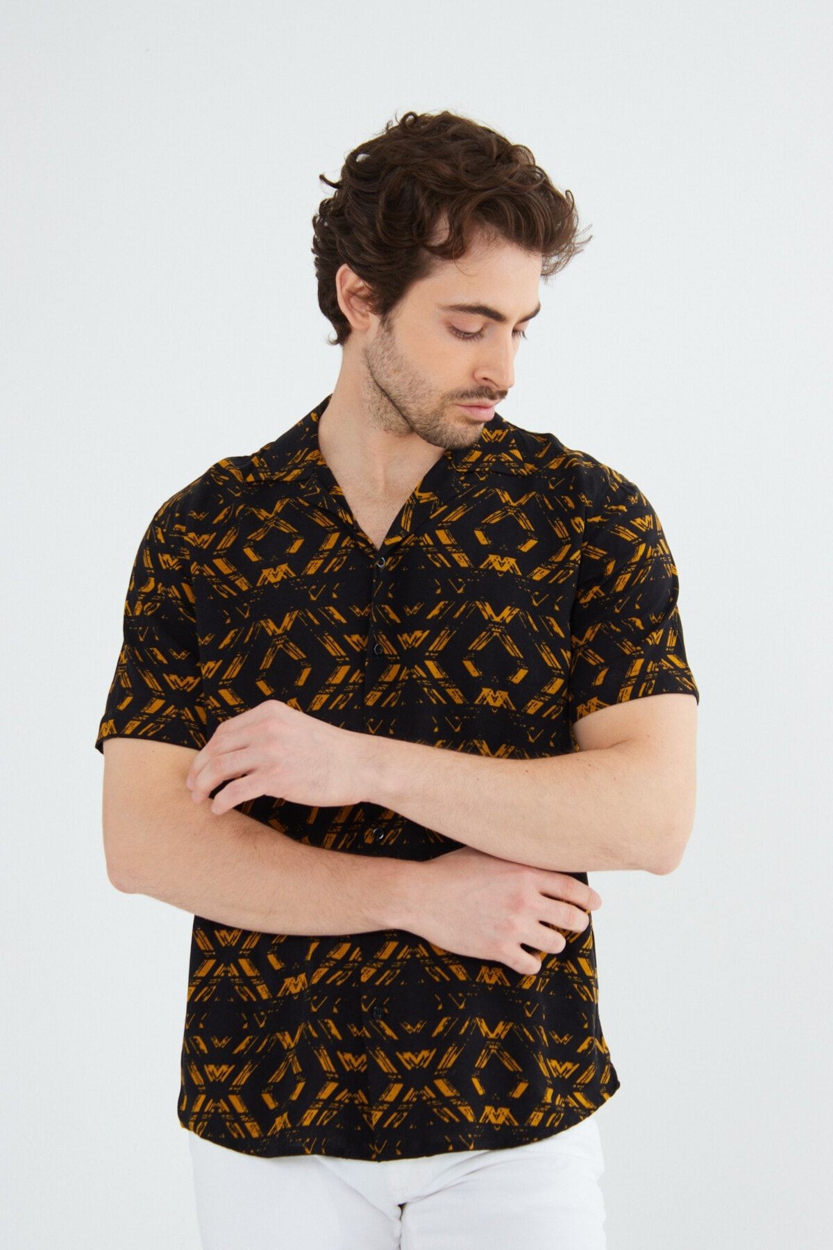 Siyah Desenli Erkek Slim Fit Apaş Yaka Yazlık Viskon Gömlek