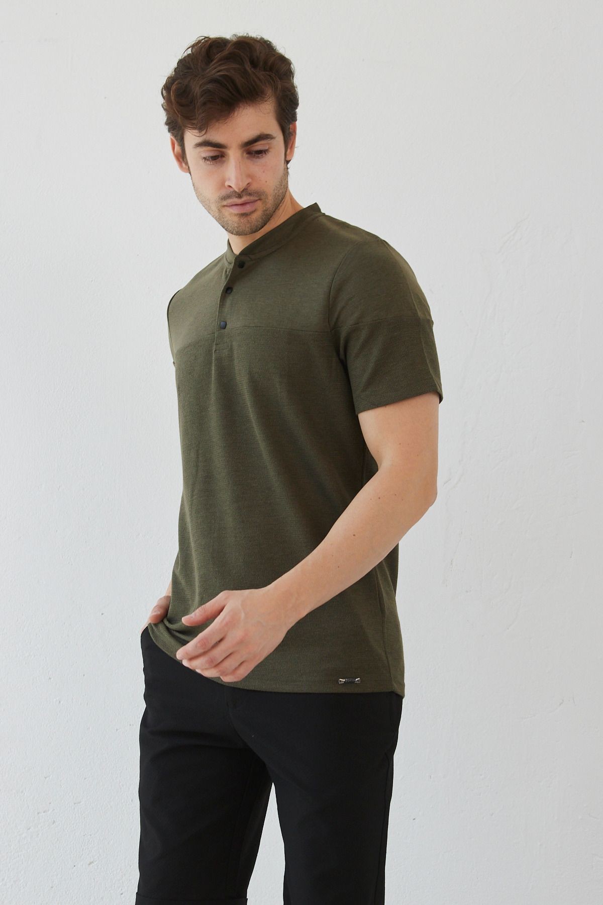 Erkek Modern Slim Fit Hakim Yaka Çıt Çıtlı T-Shirt
