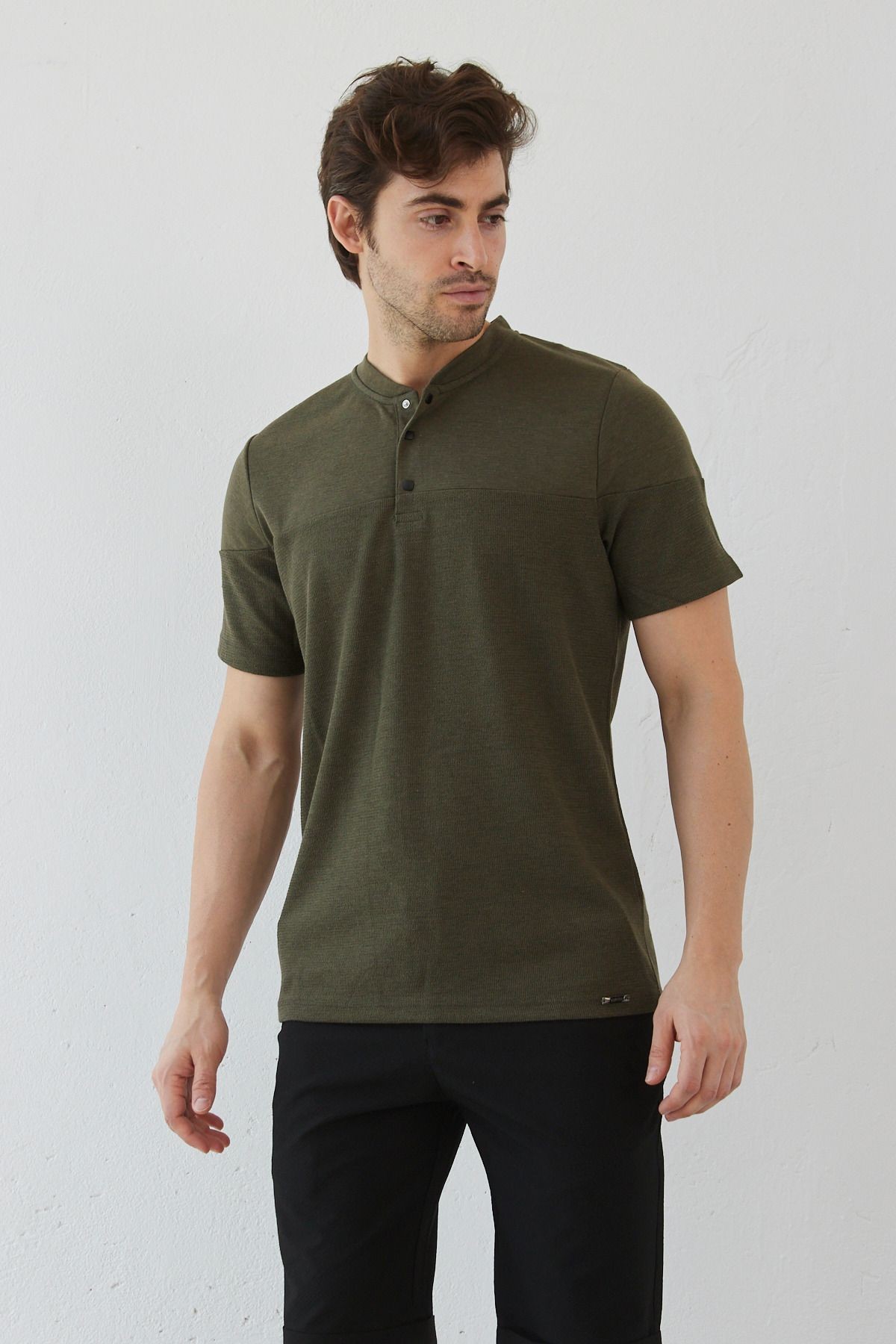Erkek Modern Slim Fit Hakim Yaka Çıt Çıtlı T-Shirt