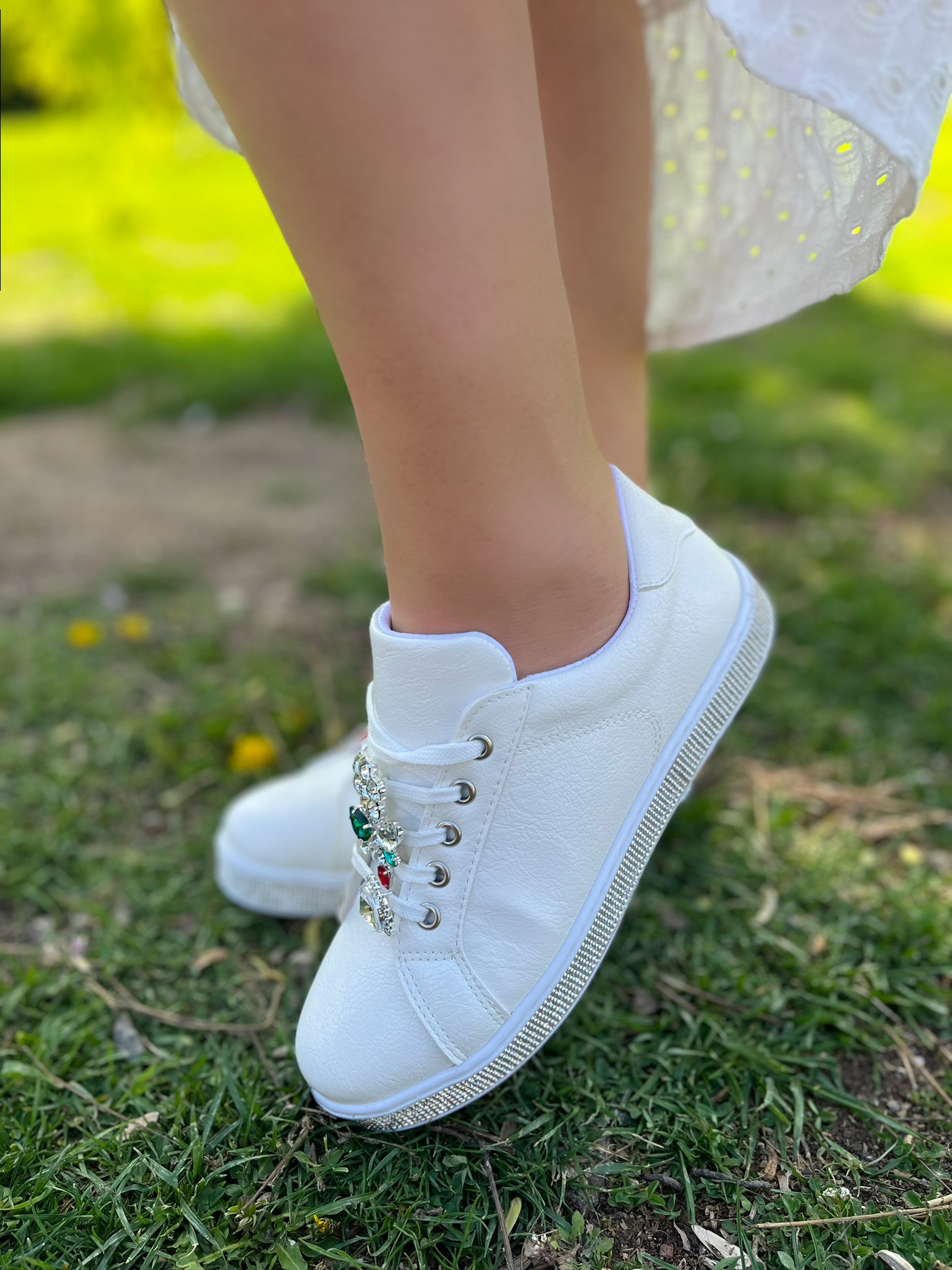 Kelebek Taş Detaylı Sneaker