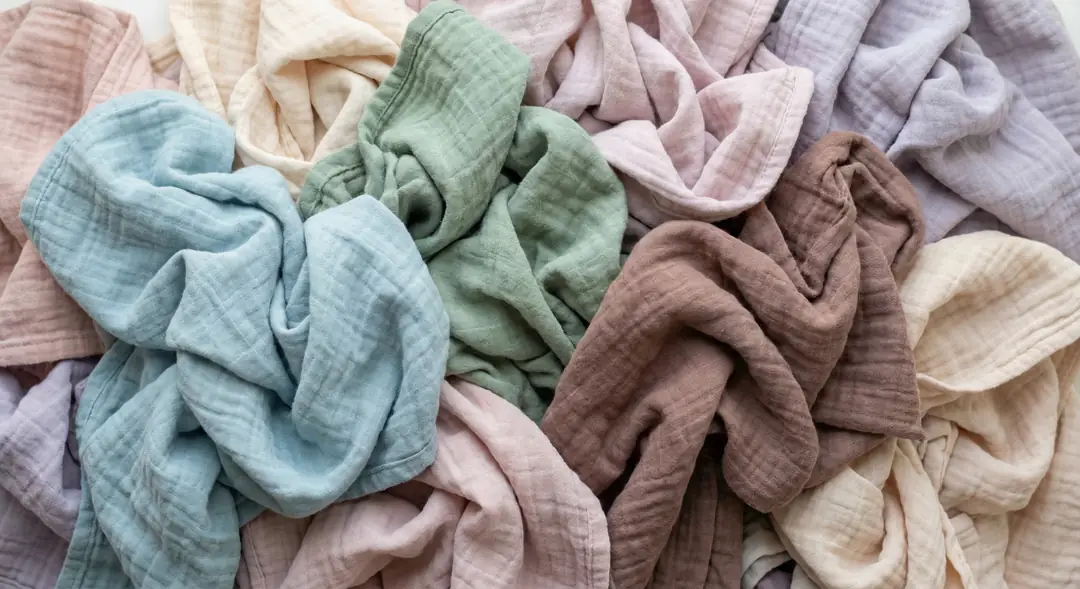 Müslin özel olarak yıkandıkça lifleri açılan doğal bir dokudur; ancak bu prensip sadece müsline değil, pek çok doğal kumaşa da geçerlidir.