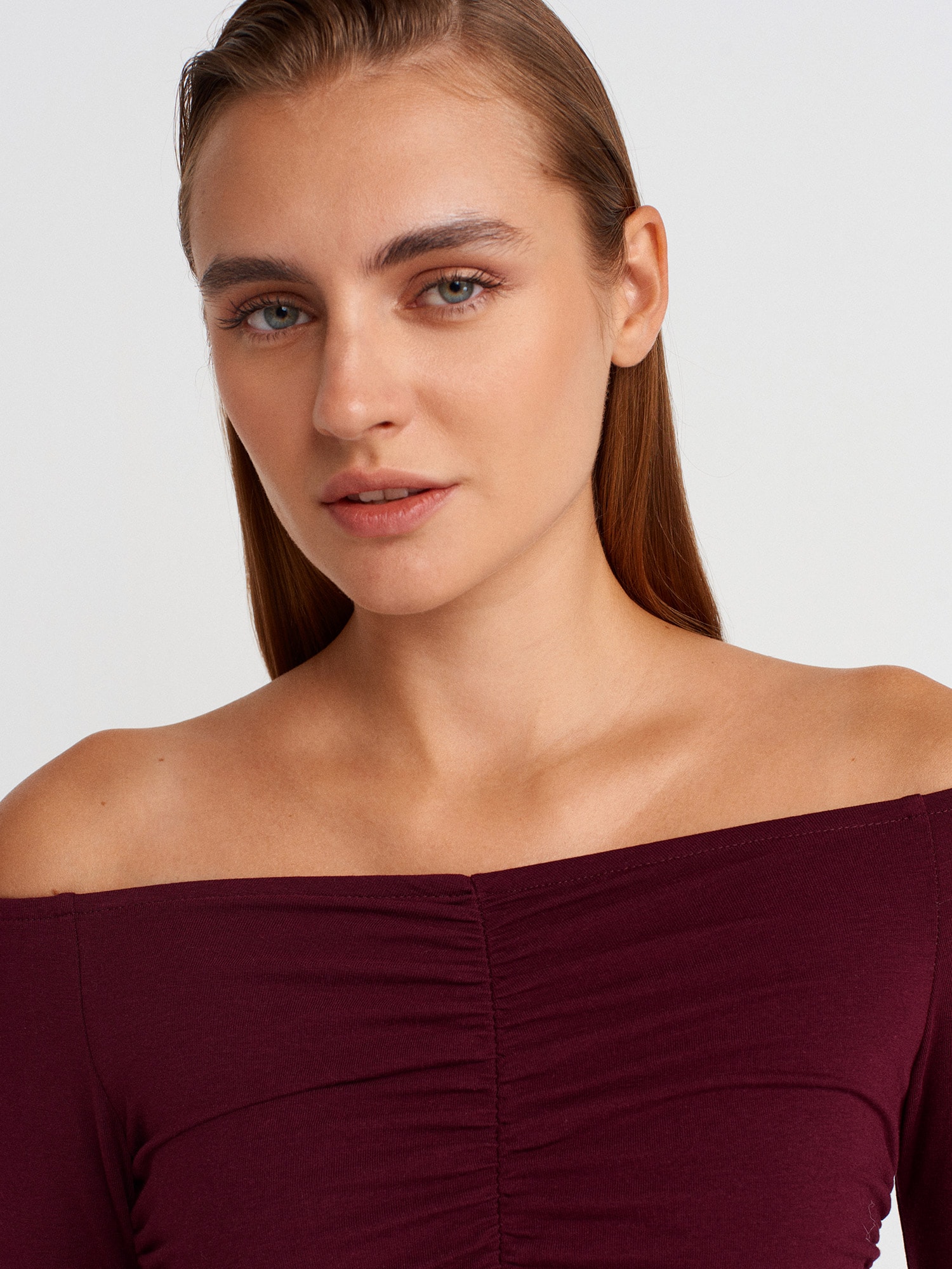 32089 OMUZLARI AÇIK BÜZGÜLÜ TOP BLUZ