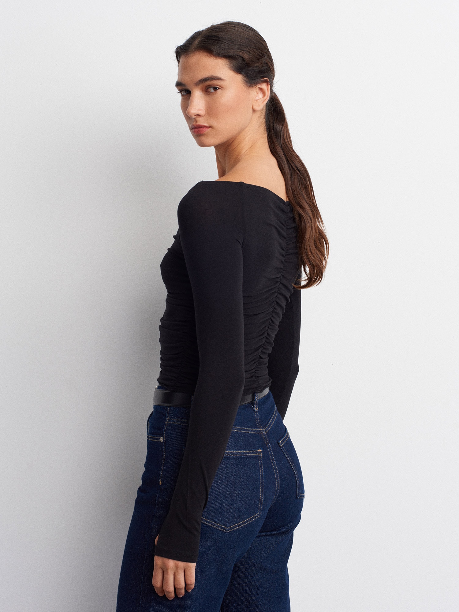 32089 OMUZLARI AÇIK BÜZGÜLÜ TOP BLUZ