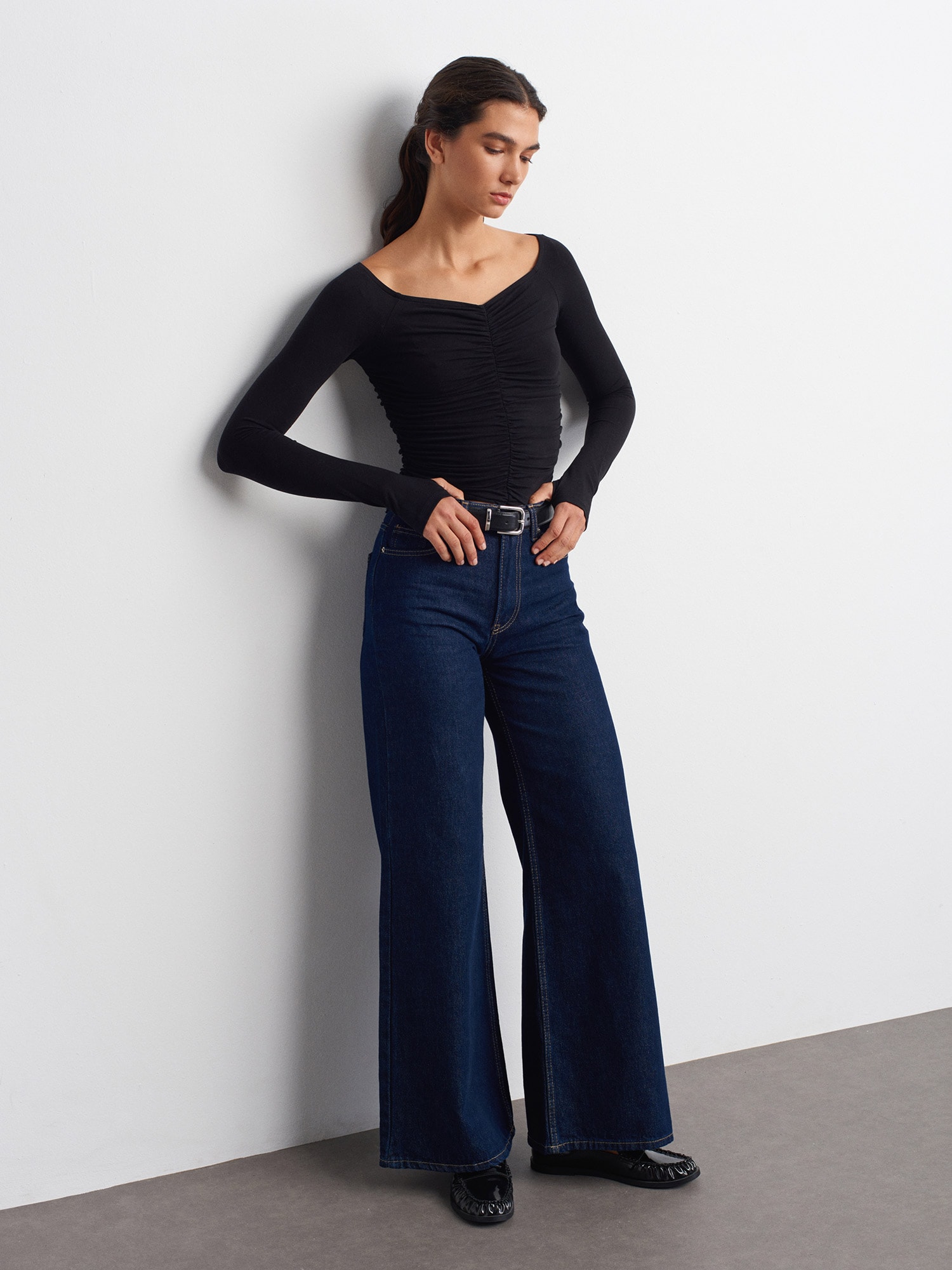 32089 OMUZLARI AÇIK BÜZGÜLÜ TOP BLUZ