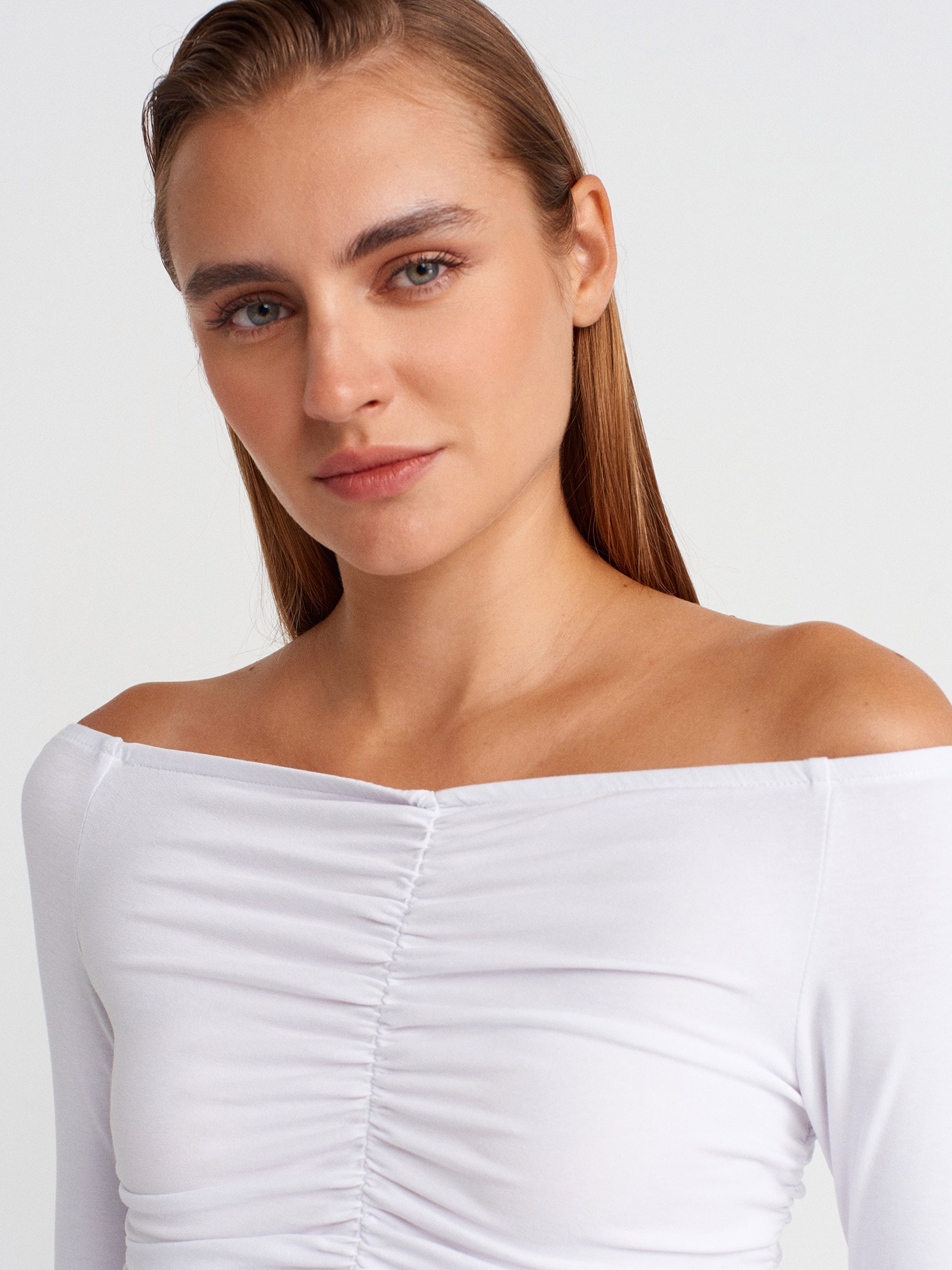 32089 OMUZLARI AÇIK BÜZGÜLÜ TOP BLUZ