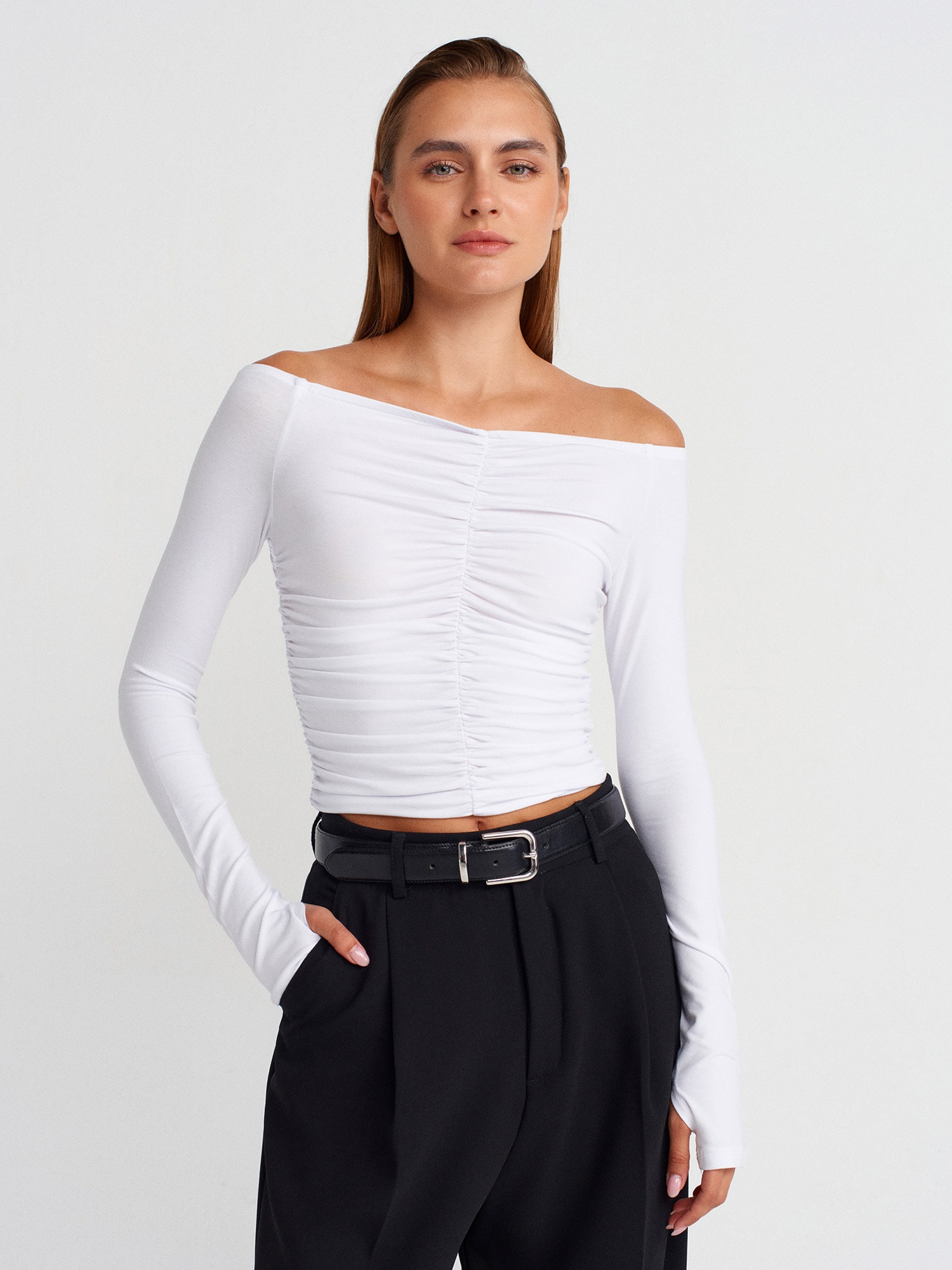 32089 OMUZLARI AÇIK BÜZGÜLÜ TOP BLUZ