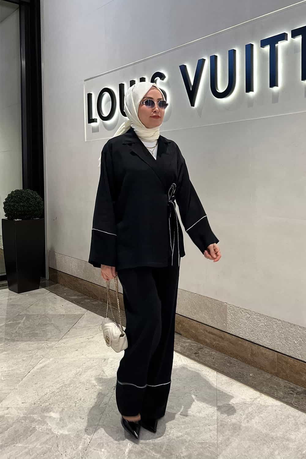 Beyaz Biyeli Takım - Siyah