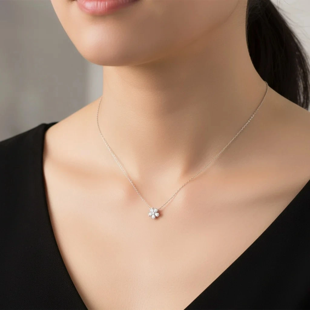 Украшение: 0,6 карата бриллианта Колье