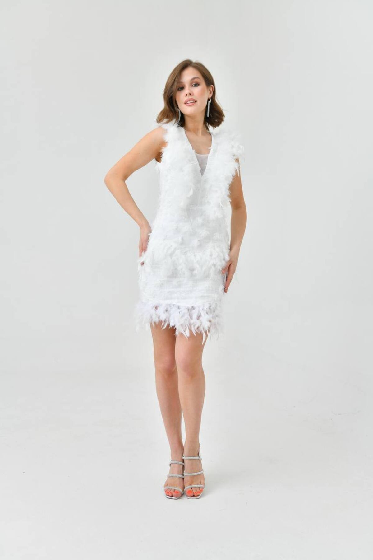 V Yaka Beyaz Tüy Detaylı Tasarım Elbise