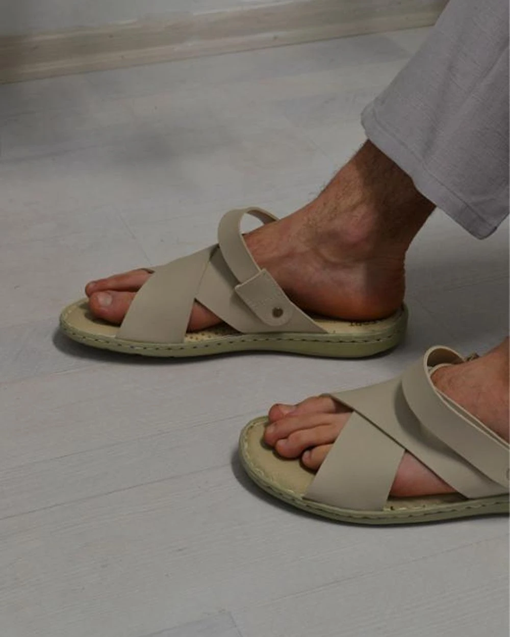 Erkek Çapraz Model Yumuşak Taban Sandalet Bej–Hac Umre ve Günlük Kullanıma Uygun