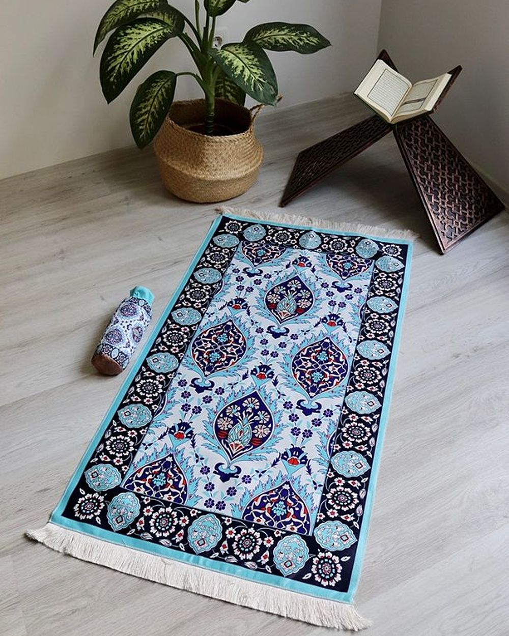 Çini Desenli İpek Dokulu Keseli Seccade Açık Mavi