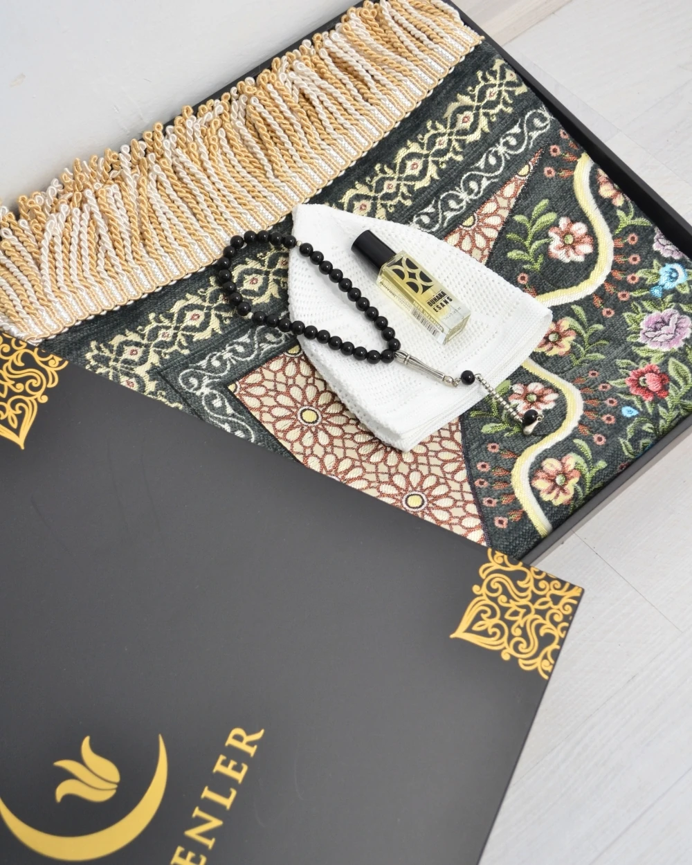 Erkekler İçin Seccade Takke Tesbih Esans Hediyelik Seti – Kadife Astarlı Seccade ve Özel Kutulu Lüks Hac Umre Hediyesi