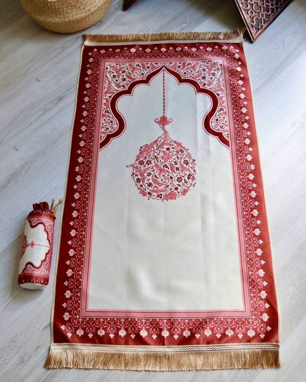 Mihrap Desenli İpek Dokulu Keseli Seccade Kırmızı Renk