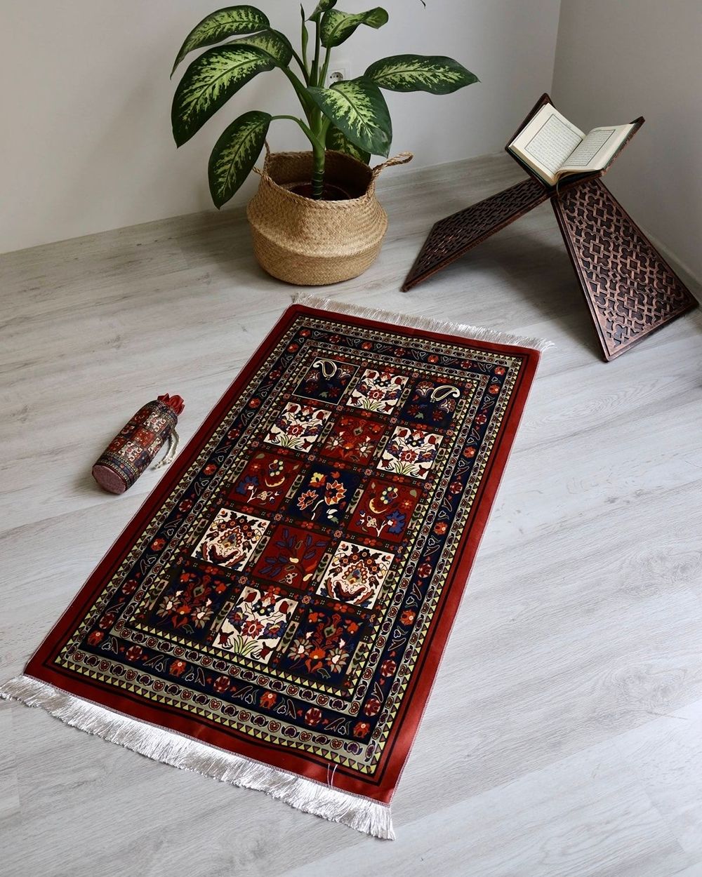 40 Yama Desenli İpek Dokulu Keseli Seccade Kırmızı