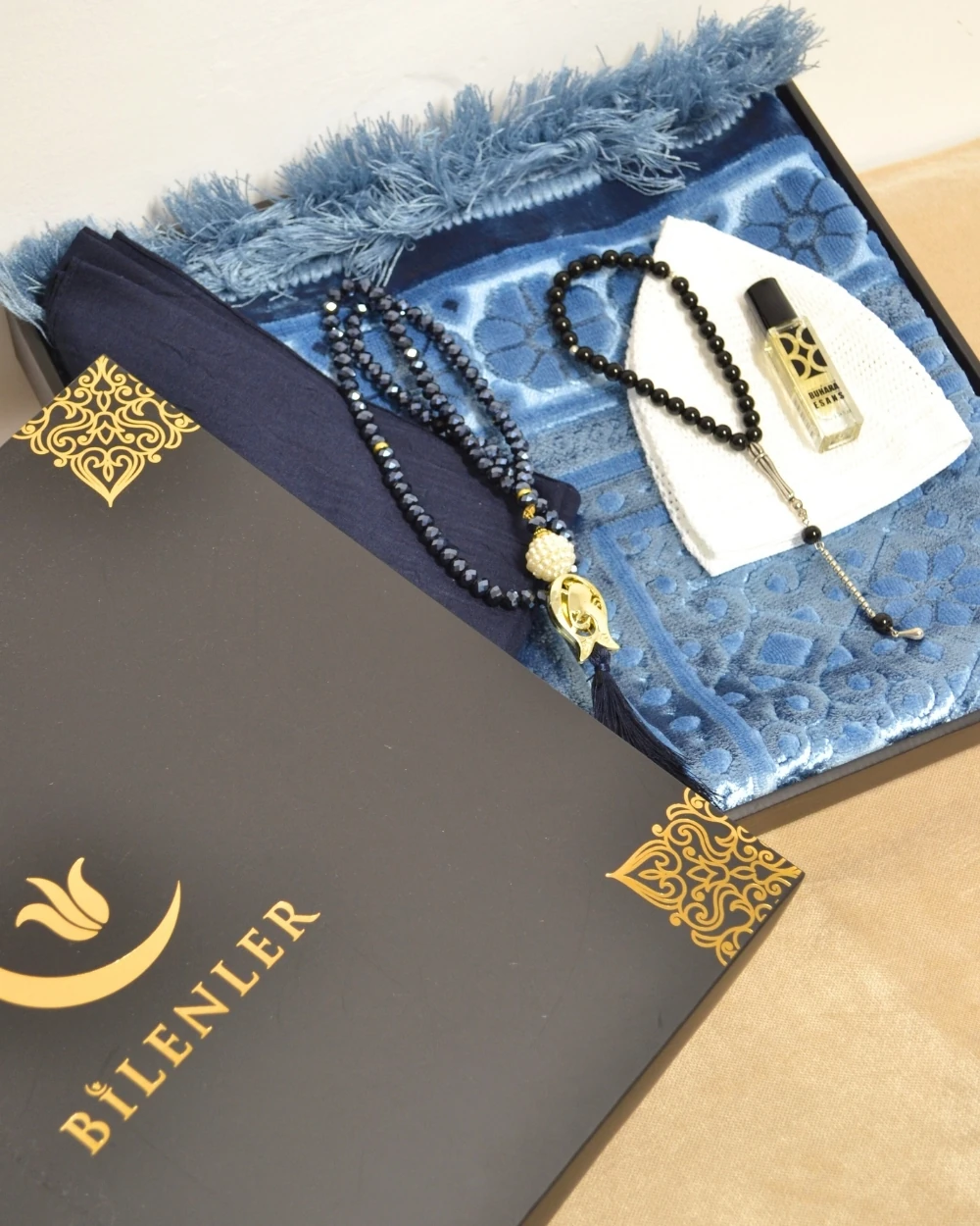 Hediyelik Seccade Seti– Jakarlı Dokuma Seccade, Örtü, Kristal Tesbih, Erkek Tesbihi, Takke, Esans ve Özel Kutulu Lüks Set