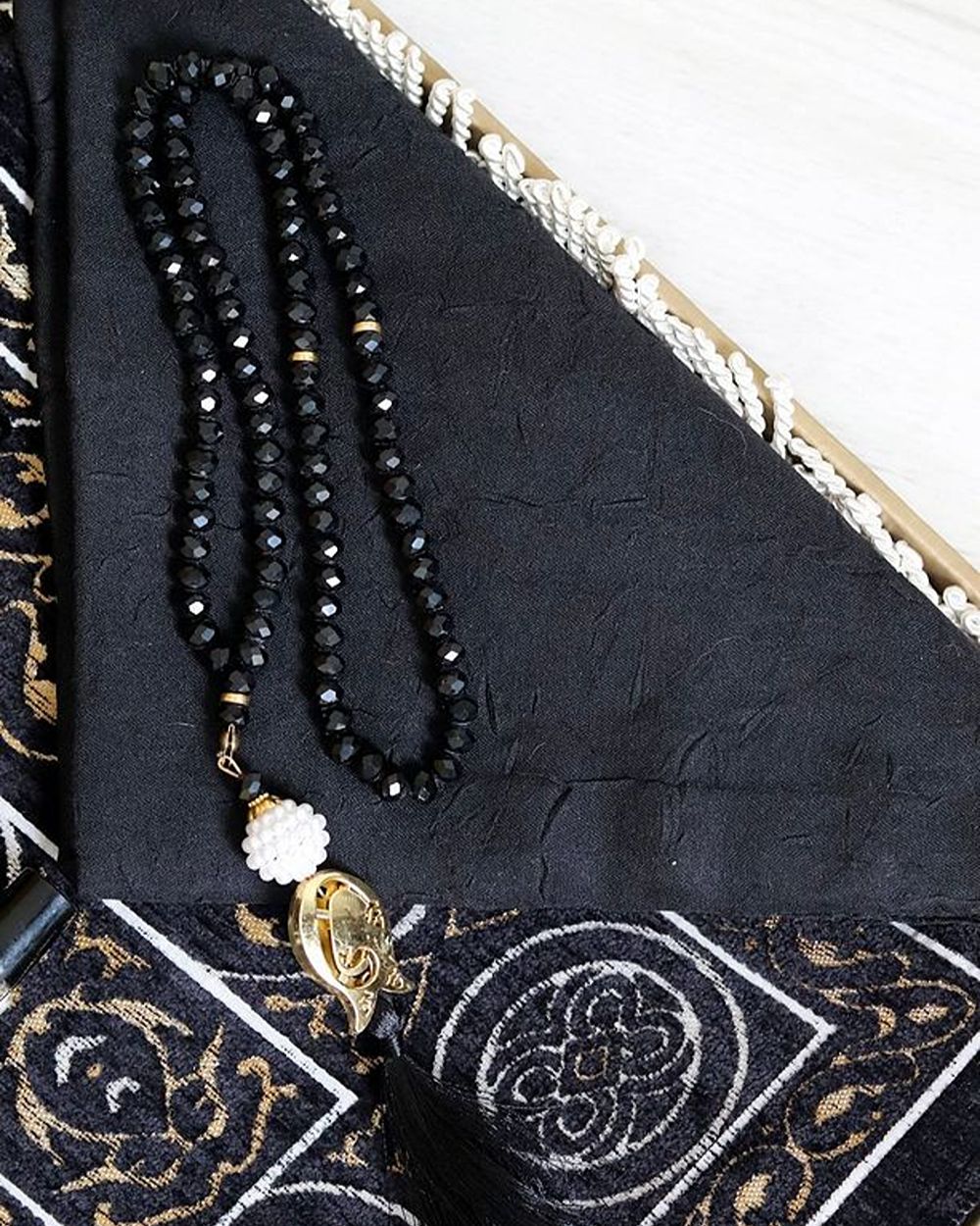 Çeyizlik Hediyelik Kabe Örtüsü Seccade Set – Astarlı Seccade, Eşarp, Kristal Tesbih, Erkek Tesbihi, Takke ve Esanslı Özel Kutulu Lüks Hediye