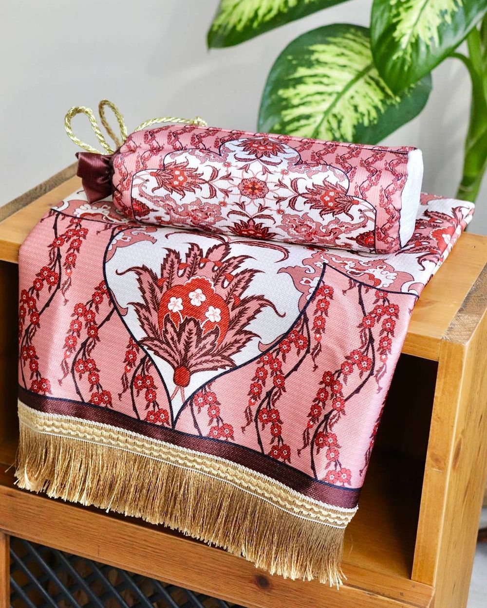 İpek Dokulu Keseli Seccade Kırmızı