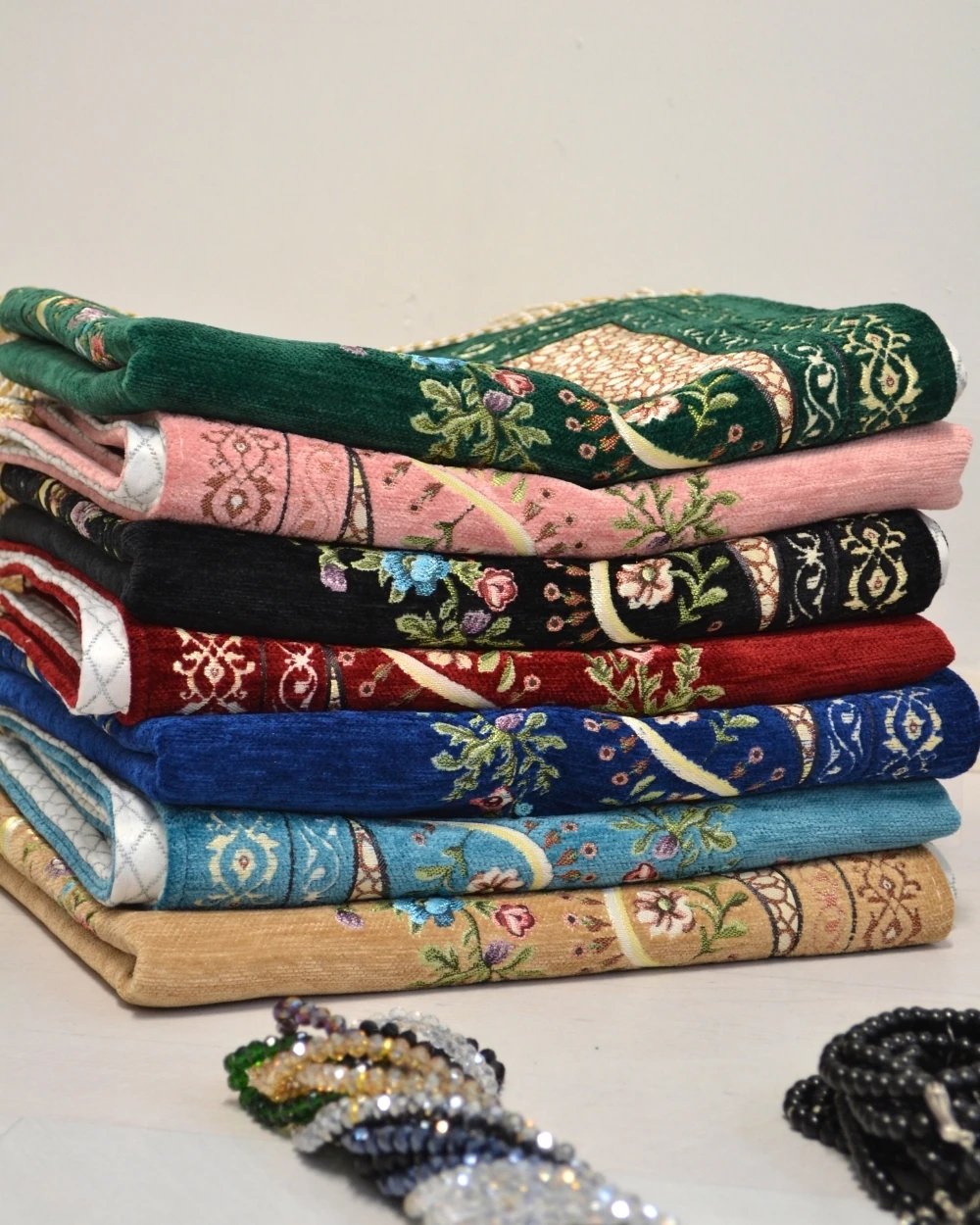 Hediyelik Astarlı Seccade Seti 20 Kişilik – Astarlı Seccade, Bambu Eşarp, Kristal Tesbih, Erkek Tesbihi, Takke ve Esanslı Özel Kutulu