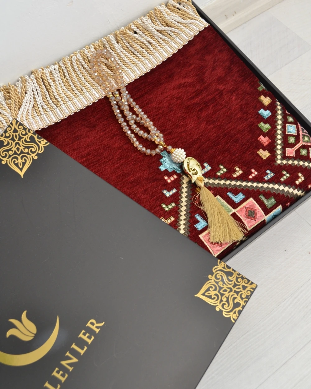 Hediyelik Seccade Tesbih Seti – Kilim Desenli Kadife Astarlı Seccade, Kristal Tesbih ve Özel Kutulu Lüks Hediye Seti