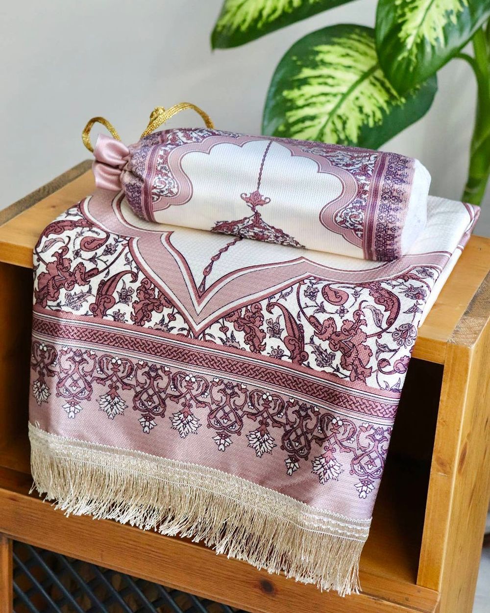 Mihrap Desenli İpek Dokulu Keseli Seccade Pembe