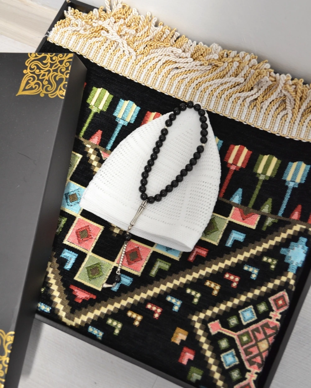 Erkekler için Seccade Takke Tesbih Hediyelik Seti –Kilim Desenli Kadife Astarlı Seccade, 33’lü Erkek Tesbihi, Takke ve Özel Kutu