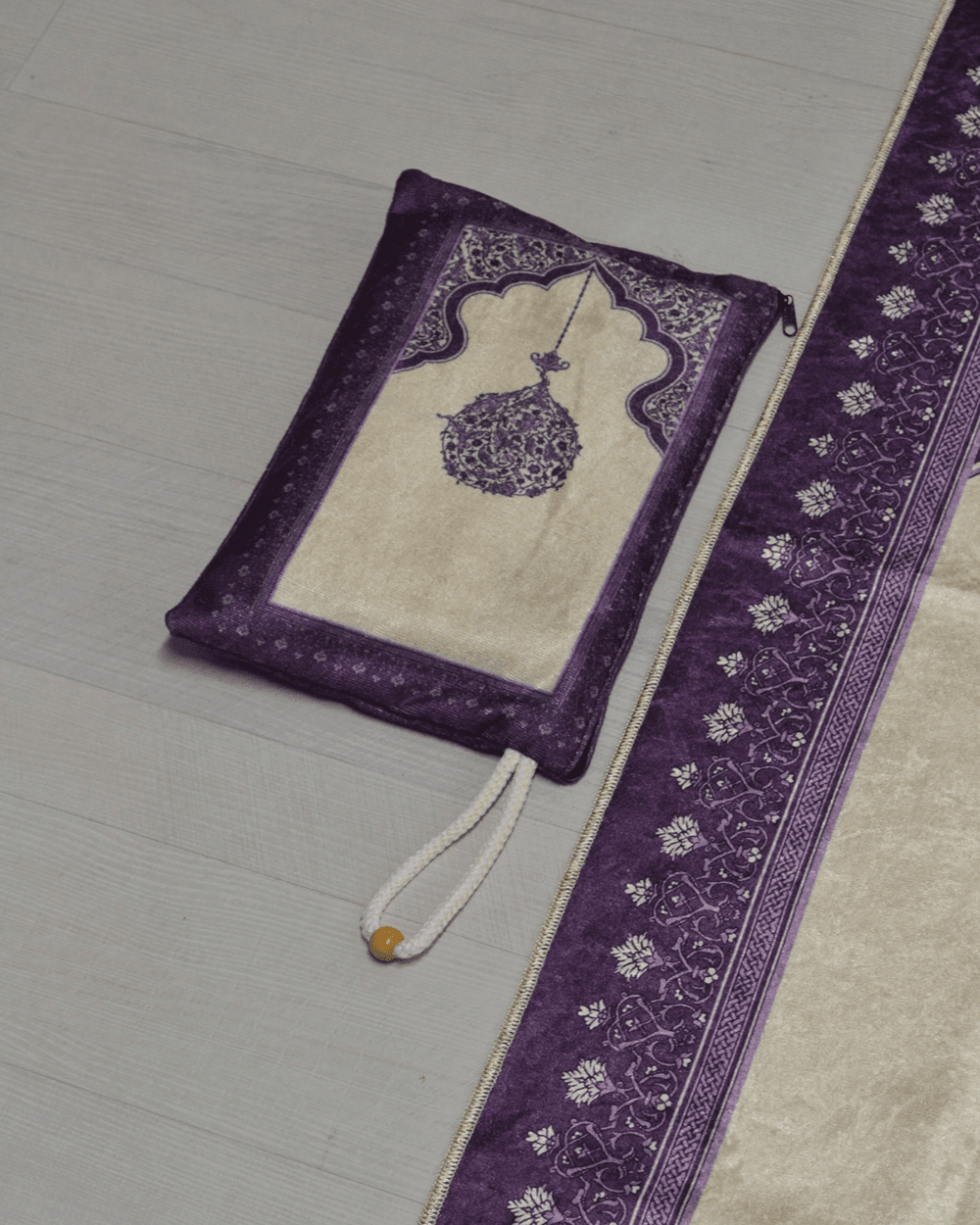 Pratik ve Taşınabilir İpek Dokulu Mihrap Desenli Çantalı Seccade Mor
