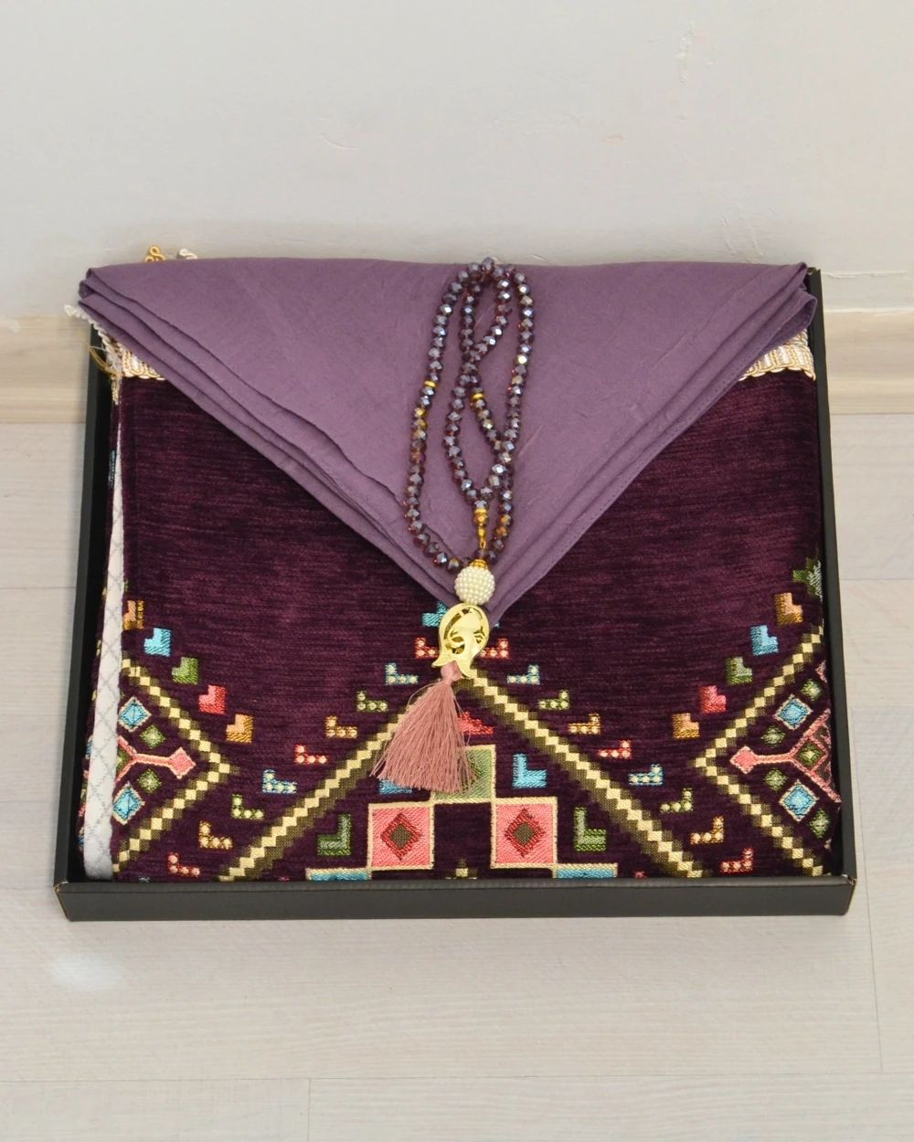 Çeyizlik Hediyelik Seccade Eşarp Tesbih Set – Kilim Desenli Kadife Astarlı Seccade, Eşarp, Kristal Tesbih Özel Kutulu Lüks Hediye Seti