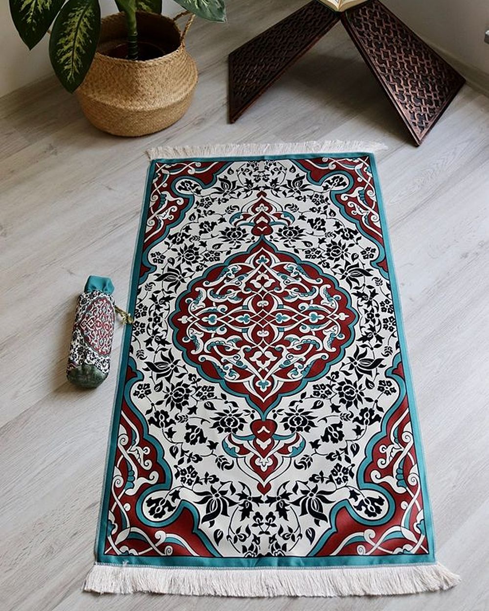 Halı Desenli İpek Dokulu Keseli Seccade Çok Renkli