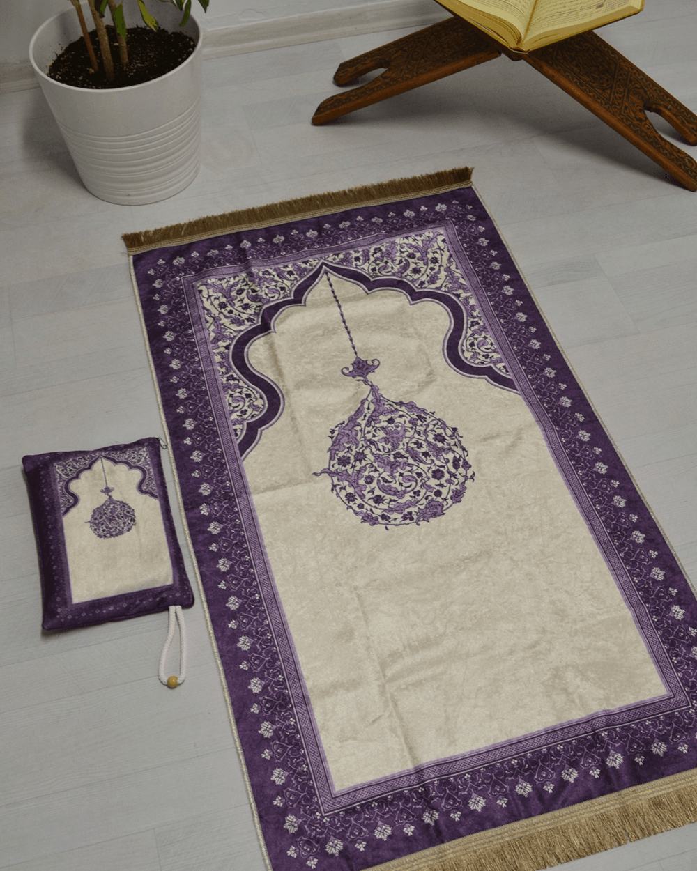 Pratik ve Taşınabilir İpek Dokulu Mihrap Desenli Çantalı Seccade Mor