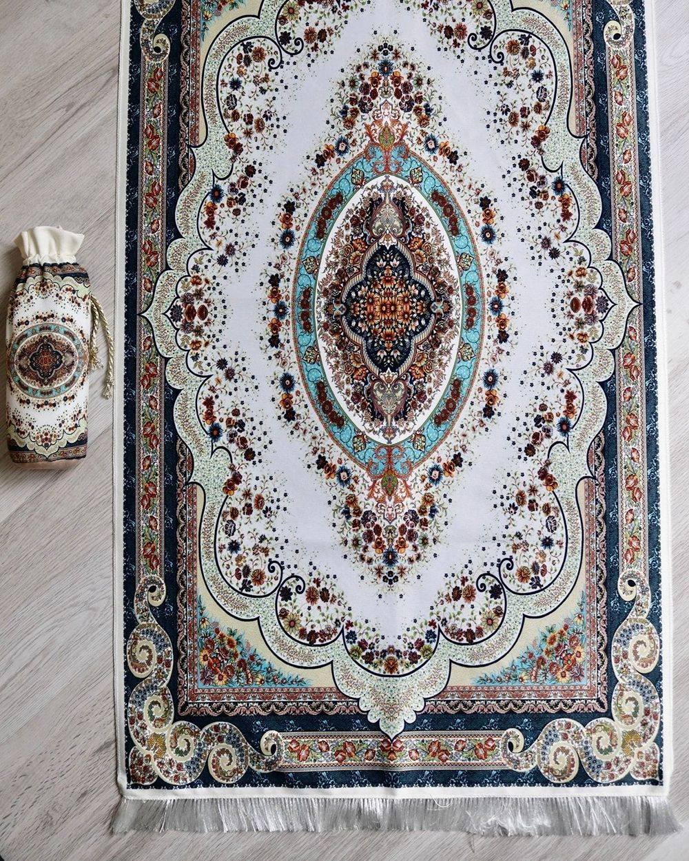 Halı Desenli İpek Dokulu Keseli Seccade Krem Renk