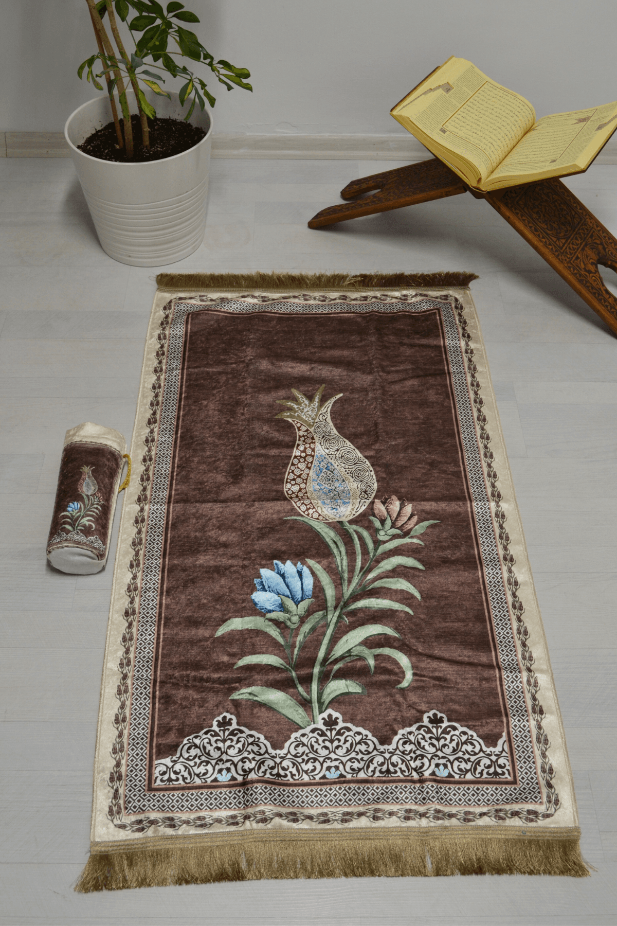 Pratik ve Taşınabilir İpek Dokulu Lale Desenli Keseli Seccade Kahverengi