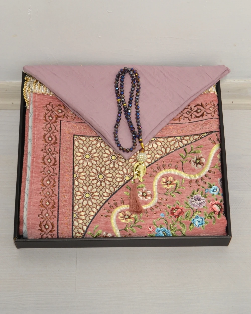 Çeyizlik Hediyelik Seccade Eşarp Tesbih Set – Kadife Astarlı Seccade, Eşarp, Kristal Tesbih Kutulu Lüks Hediye Seti