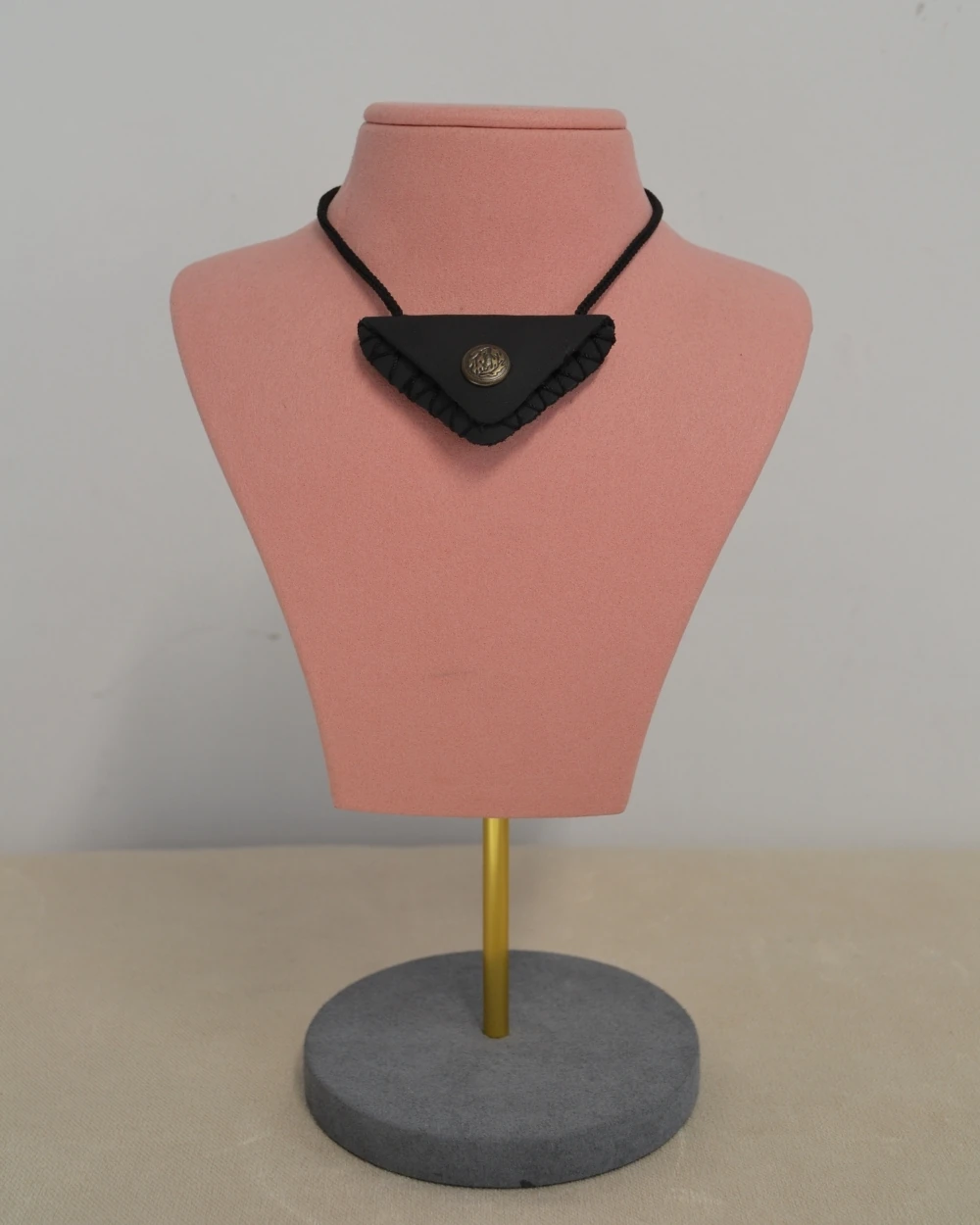 Deri Kaplı Üçgen Mini Cevşen – Boyuna Asmalık Siyah İpli, Mini Deri Kaplama Çantalı Manevi Dua Kolyesi