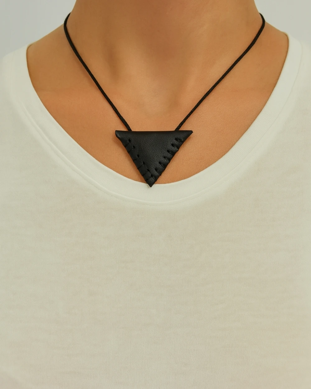 Dikmeli Üçgen Cevşen – Boyuna Asmalık Siyah İpli Manevi Dua Kolyesi, Özel Üçgen Tasarım Cevşen