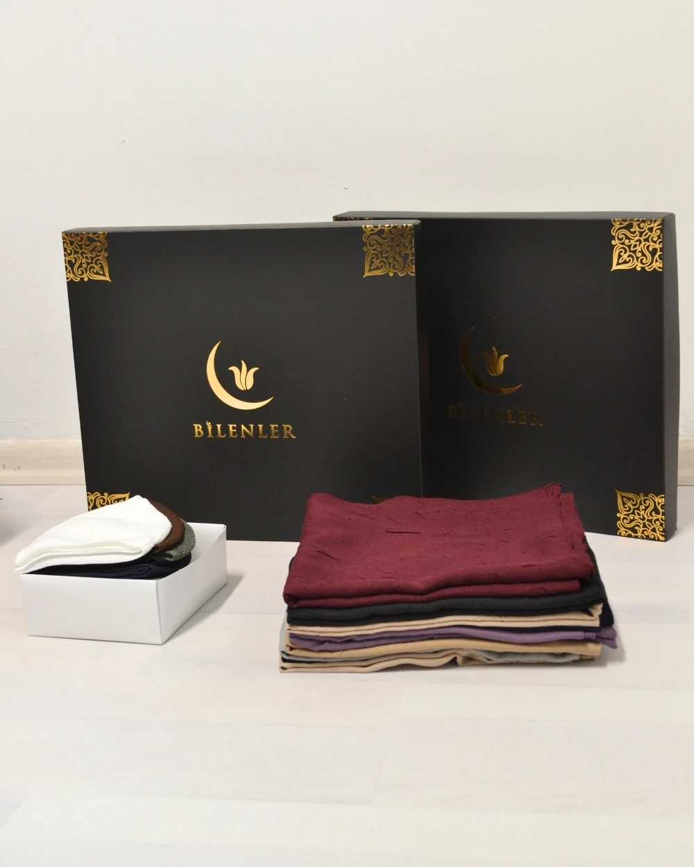 Hediyelik Astarlı Seccade Seti 20 Kişilik – Astarlı Seccade, Bambu Eşarp, Kristal Tesbih, Erkek Tesbihi, Takke ve Esanslı Özel Kutulu