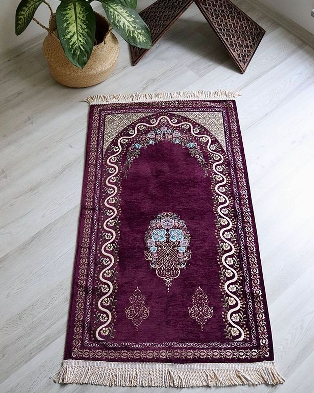 Hac Umre Hediyelik Seti – Astarlı Kadife Seccade, Eşarp, Kristal Tesbih, Erkek Tesbihi, Takke ve Esanslı Özel Kutulu Lüks Hediye