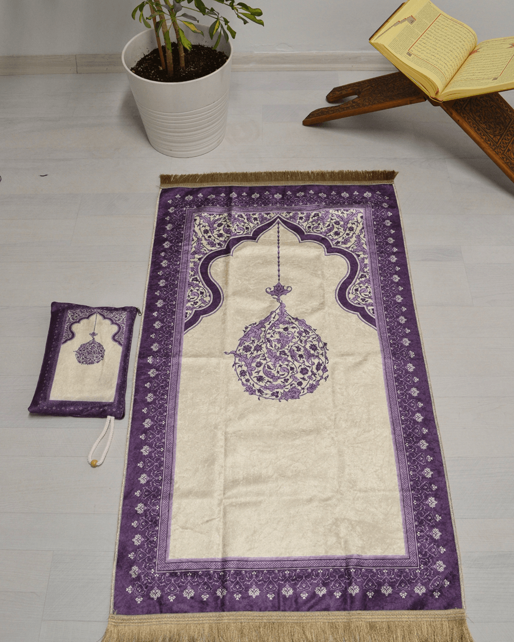 Pratik ve Taşınabilir İpek Dokulu Mihrap Desenli Çantalı Seccade Mor