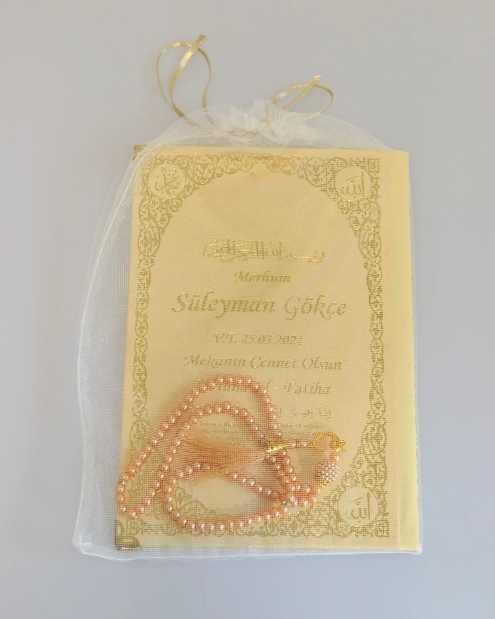 Kişiye Özel İsim Baskılı Ciltli Yasin Kitabı 80 Sayfa Orta Boy -Tül Keseli İnci Tesbihli Mevlüt ve Hatim Hediyesi