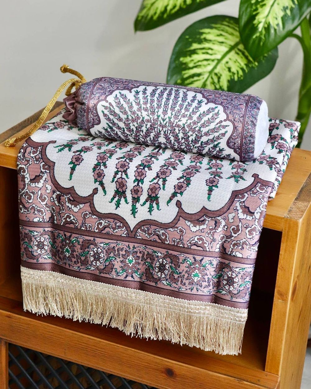 Çini Desenli İpek Dokulu Keseli Seccade Gül Kurusu